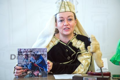 Los galardonados con el 'Premio Nacional Batalla de Atapuerca 2023' son los autores del libro 'La otra mirada. La Batalla de Atapuerca': Mario Martija e Isabel Izarre.