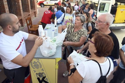 Un grupo de personas entrega productos de higiene antes de comenzar la marcha.