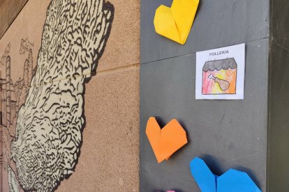 Pictograma colocado en la puerta de una pollería.