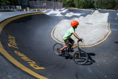 Un niño en la zona de 'pump track'.