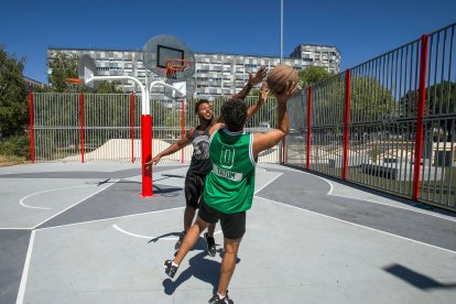 Dos jóvenes utilizan las pistas de baloncesto 3x3 en el parque Buenavista, en Gamonal.