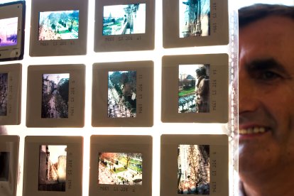 Luis Ángel con algunas diapositivas.