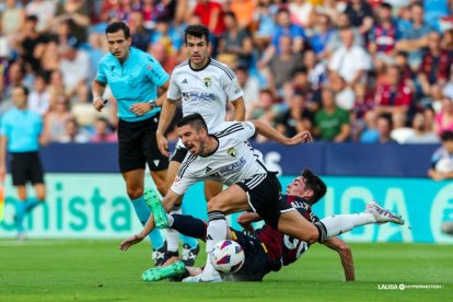 La pugna en el centro del campo fue constante entre ambos equipos.