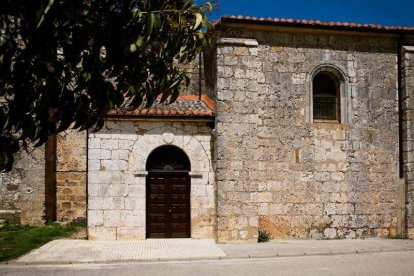 Una de las portadas de a iglesia de San Martín de Ibeas de Juarros