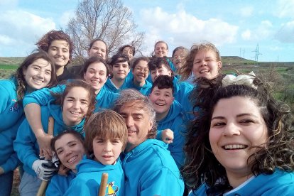 La labor del club Pingüinas va más allá del deporte. En la foto aparecen en una plantación solidaria de árboles.