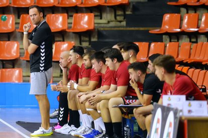 El entrenador burgalesista, Roi Sánchez, ayer en El Plantío con gesto serio delante del banquillo.