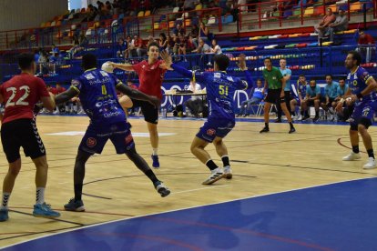 El UBU San Pablo vende al Andebol Póvoa portugués en el XXX Torneo Internacional en Oviedo.
