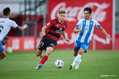 Pablo Ramón conduce la pelota rodeado de rivales.