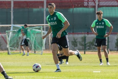 Durante la sesión de entrenamiento previa al partido, Edu Espiau experimentó molestias en su pierna izquierda.