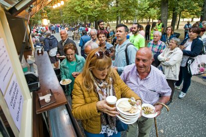 Decenas de personas disfrutan de la primera sesión de Bailes de Tarde.