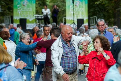 Decenas de personas disfrutan de la primera sesión de Bailes de Tarde.