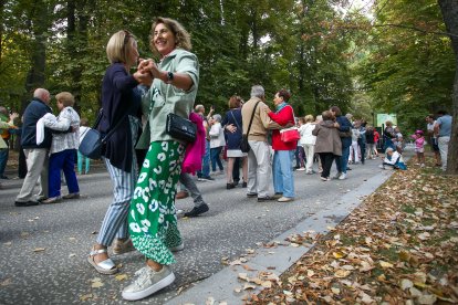 Decenas de personas disfrutan de la primera sesión de Bailes de Tarde.