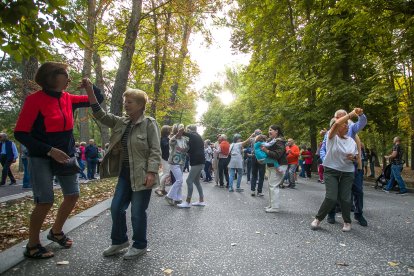 Decenas de personas disfrutan de la primera sesión de Bailes de Tarde.