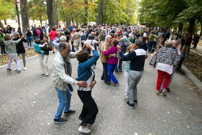 Decenas de personas disfrutan de la primera sesión de Bailes de Tarde.