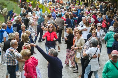 Decenas de personas disfrutan de la primera sesión de Bailes de Tarde.