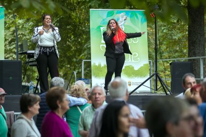 Decenas de personas disfrutan de la primera sesión de Bailes de Tarde.