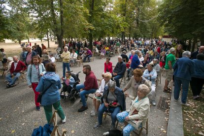 Decenas de personas disfrutan de la primera sesión de Bailes de Tarde.