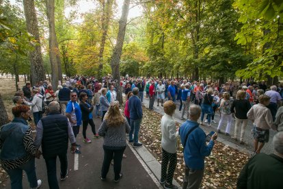 Decenas de personas disfrutan de la primera sesión de Bailes de Tarde.