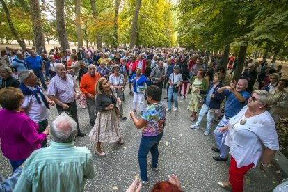 Decenas de personas disfrutan de la primera sesión de Bailes de Tarde.