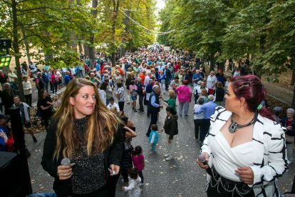 Decenas de personas disfrutan de la primera sesión de Bailes de Tarde.