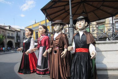 Los cabezudos y gigantes forman parte de la tradición arandina