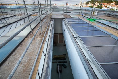 Abertura en el techo del centro por donde se introducen los materiales de obra.