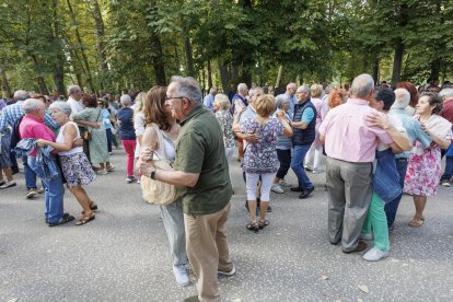 Segunda sesión de Bailes de Tarde en el paseo de la Quinta.