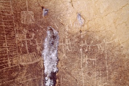 Panel de grabados dibujado en la pared de la Galería del Sílex