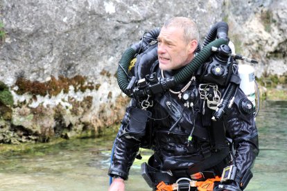 Craig Challen, nada más salir del Pozo Azul.