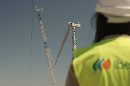 Montaje de palas en el parque eólico Buniel.
