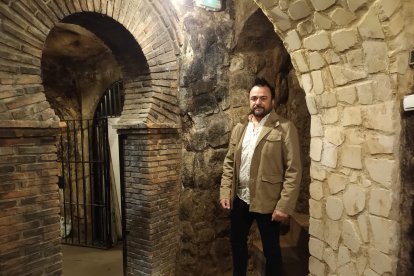 El presidente de la peña La Amistad, César Guerra, en la bodega subterránea del siglo XIV