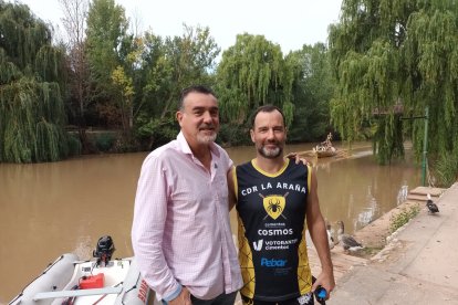 El concejal de Festejos, José Antonio Fuertes con el remero Gayubo