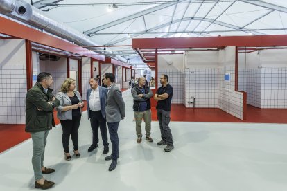 Un momento de la visita al Mercado Norte provisional de la alcaldesa, Cristina Ayala, y parte del equipo de Gobierno.