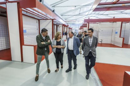 La alcaldesa y el concejal de Comercio recorren las instalaciones.