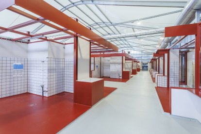 Otra vista de uno de los pasillos del Mercado Norte provisional.