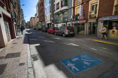 Empresarios de la calle Santa Clara plantean el cierre al tráfico de esta vía durante los fines de semana.