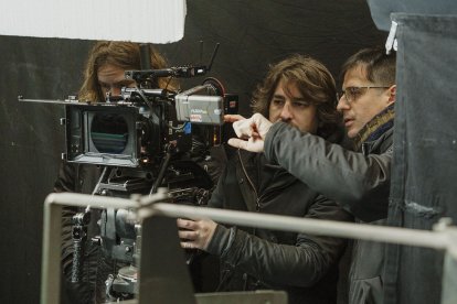 Pérez Sañudo (derecha)  prepara una toma con el director de fotografía, Kenneth Oribe.