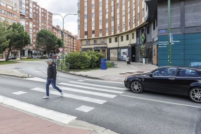 Paso de peatones en la calle San Agustín donde la altura de la calle y el aparcamiento en batería complica la visibilidad.