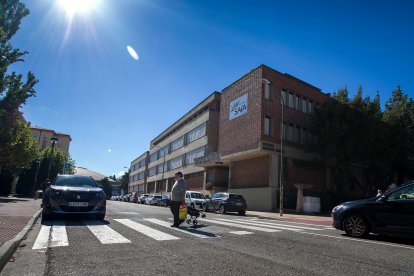 Este paso de la calle Chopera obliga a bajar a la carretera para ver si vienen vehículos.
