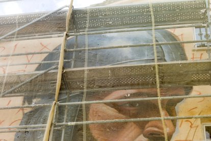 Un gran mural y comercios decorados para recibir al Cid.