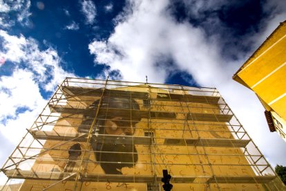 Un gran mural y comercios decorados para recibir al Cid.