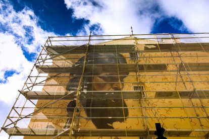 Un gran mural y comercios decorados para recibir al Cid.