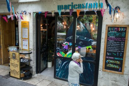 Un gran mural y comercios decorados para recibir al Cid.
