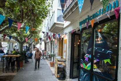 Un gran mural y comercios decorados para recibir al Cid.