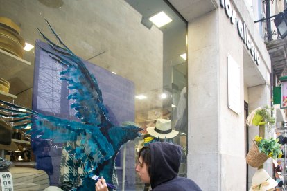 Un gran mural y comercios decorados para recibir al Cid.