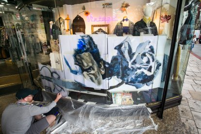 Un gran mural y comercios decorados para recibir al Cid.