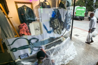 Un gran mural y comercios decorados para recibir al Cid.