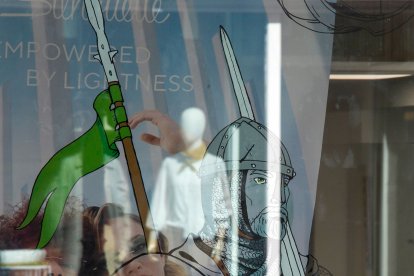 Un gran mural y comercios decorados para recibir al Cid.