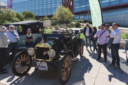 Los paseos en coche clásico por la capital burgalesa fueron en favor de la AECC