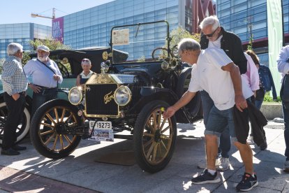 Los paseos en coche clásico por la capital burgalesa fueron en favor de la AECC